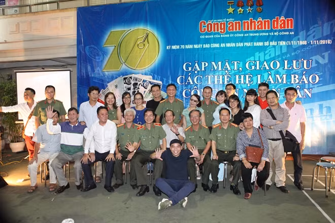 Ban biên tập Báo CAND và các thế hệ CBCS Ban Thư ký tòa soạn qua các thời kỳ.
