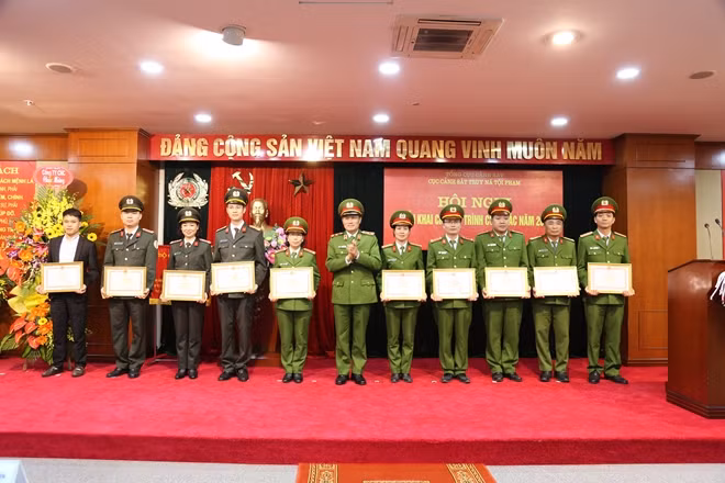 Trung tướng Đỗ Kim Tuyến trao Bằng khen của Tổng cục Cảnh sát cho các tập thể, cá nhân có thành tích xuất sắc.
