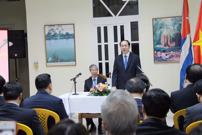 Chủ tịch nước Trần Đại Quang nói chuyện với cán bộ, nhân viên Đại sứ quán và đại diện cộng đồng người Việt tại Cuba.
