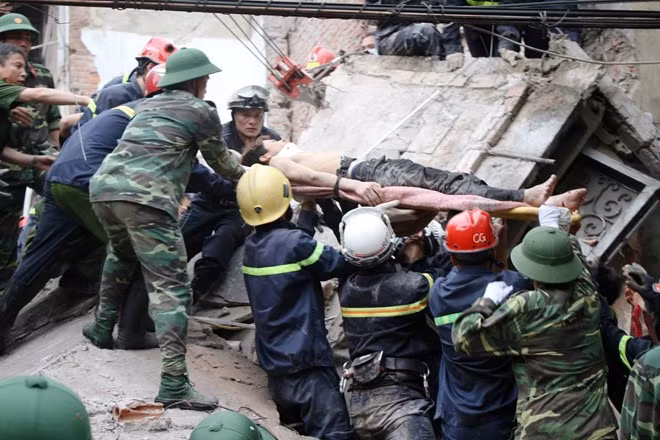 Giải cứu một nạn nhân khỏi đống đổ nát. Ảnh: zing.vn Giải cứu một nạn nhân khỏi đống đổ nát. Ảnh: zing.vn
