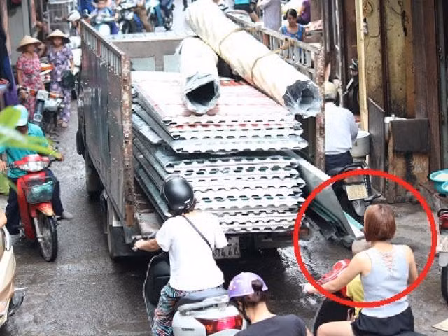 Những tấm tôn như máy chém trên đường phố. Ảnh: nlđ