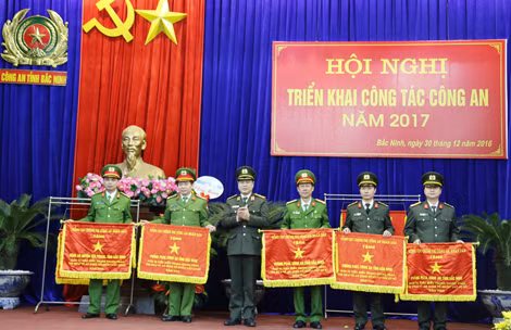 Trung tướng Nguyễn Xuân Mười, Phó Tổng cục trưởng Tổng cục Chính trị CAND tặng Cờ thi đua của Tổng cục Chính trị CAND tặng các đơn vị.