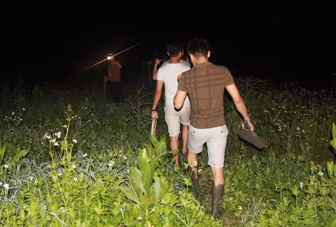 Hàng trăm người chia làm nhiều hướng truy xét. Họ gồm: Cảnh sát hình sự, công an các phường lân cận phường Trưng Vương, dân quân và thanh niên xung kích địa phương. Ngoài khu vực này, các tổ công tác khác chia nhau làm nhiệm vụ ở địa bàn lân cận trên toàn TP Uông Bí. Hàng trăm người chia làm nhiều hướng truy xét. Họ gồm: Cảnh sát hình sự, công an các phường lân cận phường Trưng Vương, dân quân và thanh niên xung kích địa phương. Ngoài khu vực này, các tổ công tác khác chia nhau làm nhiệm vụ ở địa bàn lân cận trên toàn TP Uông Bí.
