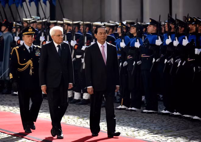 Chủ tịch nước Trần Đại Quang và Tổng thống Sergio Mattarella duyệt đội danh dự. Chủ tịch nước Trần Đại Quang và Tổng thống Sergio Mattarella duyệt đội danh dự.