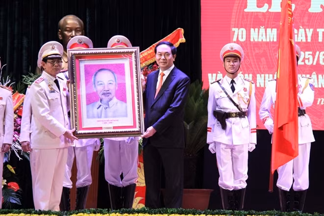 Chủ tịch nước Trần Đại Quang tặng ảnh Chủ tịch Hồ Chí Minh cho Học viện An ninh nhân dân.