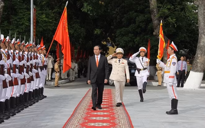 Chủ tịch nước Trần Đại Quang duyệt đội danh dự Học viên an ninh nhân dân.