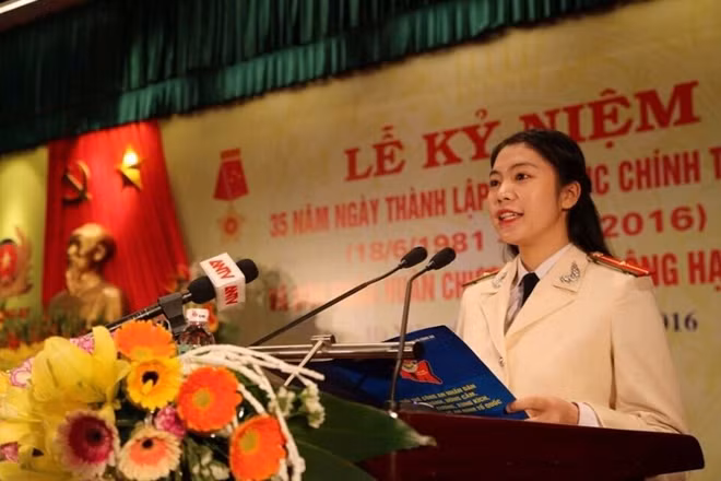 Hoài Thương đại diện thế hệ trẻ của trường phát biểu tại lễ kỷ niệm.