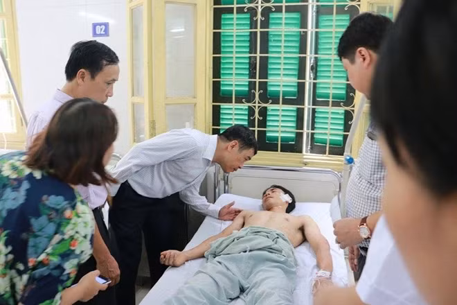 Đoàn cán bộ quận Ba Đình thăm hỏi các nạn nhân đang điều trị tại BV Xanh Pôn.
