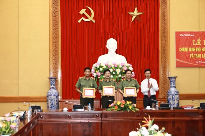 Đồng chí Võ Văn Thưởng trao Kỷ niệm chương "Vì sự nghiệp Tuyên giáo" tặng các đồng chí lãnh đạo Tổng cục Chính trị CAND.