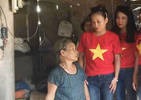 Đoàn thiện nguyện thăm hỏi, động viên người dân bị thiệt hại do mưa lũ.