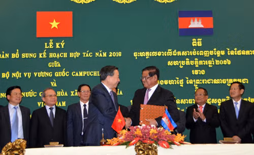 Phó Thủ tướng kiêm Bộ trưởng Nội vụ Campuchia Sar Kheng và Bộ trưởng Bộ Công an Việt Nam Tô Lâm bắt tay. Ảnh: Xuân Khu/Phóng viên TTXVN tại Campuchia