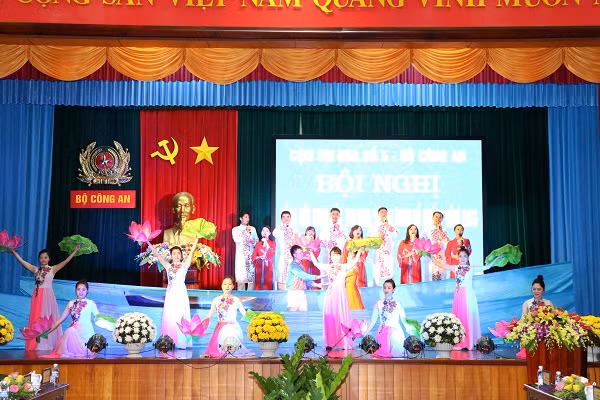 Một tiết mục văn nghệ chào mừng thành công Hội nghị.