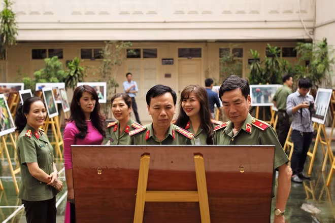Các đại biểu tham quan ảnh trưng bày.