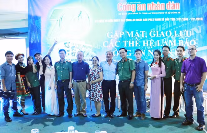 Thiếu tướng Phạm Văn Miên, Tổng biên tập Báo CAND; nhà báo Nguyễn Như Phong, nguyên Phó Tổng biên tập Báo CAND và đại diện Ban CAND điện tử tại cuộc gặp mặt các thế hệ làm Báo CAND.