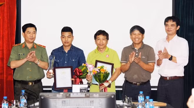 Thiếu tướng Trần Vi Dân, nghệ sĩ Bùi Hỏa Tiễn, ông Phạm Văn Quyết trao chứng nhận, cup, tặng hoa các tác giả đoạt giải Nhì.