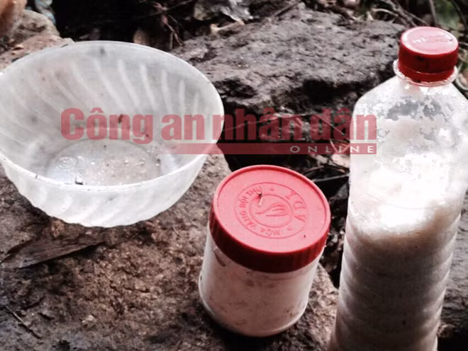 Tẩn Láo Lở còn trộm cả một lọ muối - một thứ không thể thiếu trong bữa ăn hàng ngày.