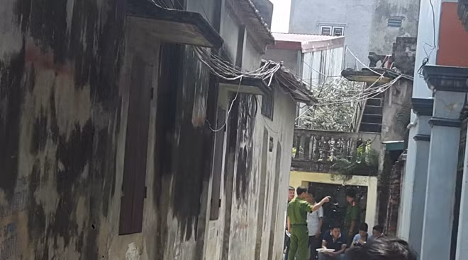 Lực lượng Công an đang khám nghiệm hiện trường.