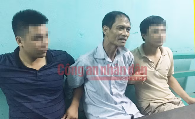 Tên sát nhân Doãn Trung Dũng (giữa) lúc bị bắt. Tên sát nhân Doãn Trung Dũng (giữa) lúc bị bắt.