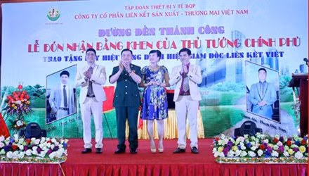 Bộ sậu lãnh đạo Cty Liên Kết Việt tại lễ đón nhận Bằng khen giả Ảnh: báo Tiền phong