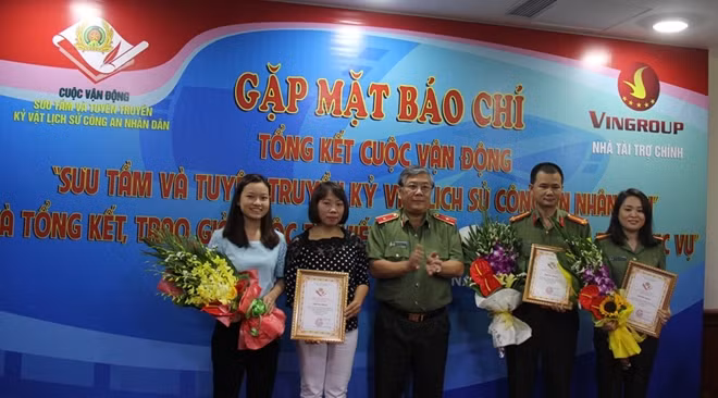 Thiếu tướng Nguyễn Bình Ban trao giải ba cho các tác giả.