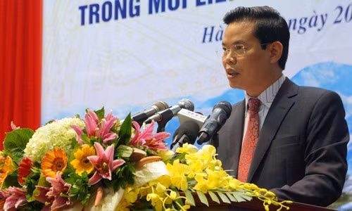 Dư luận cũng đang ồn ào quanh việc nhiều người nhà của Bí thư Tỉnh ủy Hà Giang Triệu Tài Vinh được đề bạt các chức vụ quan trọng trong tỉnh.