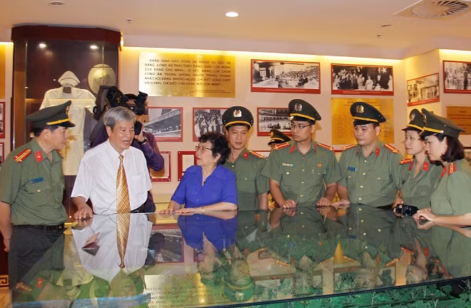 Thiếu tướng Phạm Văn Dần, nguyên Tổng cục trưởng Tổng cục XDLL CAND tham quan Nhà truyền thống Tổng cục Chính trị CAND.