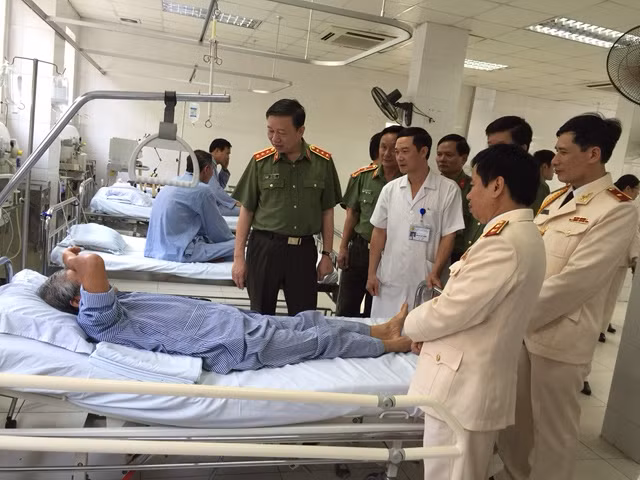 Bộ trưởng Tô Lâm thăm hỏi bệnh nhân đang điều trị tại Bệnh viện 19-8