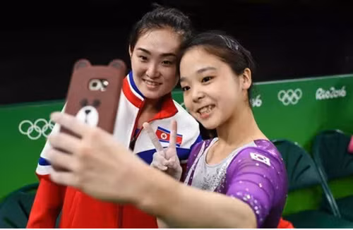 Hai nữ VĐV rủ nhau "selfie". VĐV áo tím là người Hàn Quốc