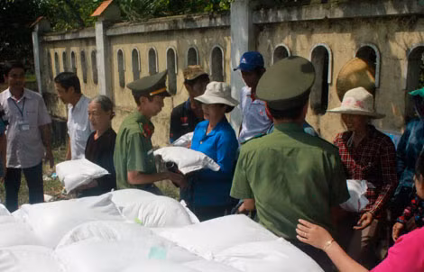 Tặng gạo cho người dân bị thiệt hại ở Quảng Bình. Tặng gạo cho người dân bị thiệt hại ở Quảng Bình.