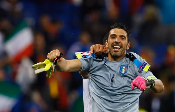 Những lão tướng như Buffon vẫn thể hiện được đẳng cấp tại sân chơi lớn như Euro. Ảnh: Reuters.