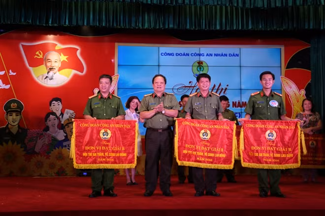 Đại tá Nguyễn Văn Pháp, Trưởng Ban Giám khảo trao giải B cho các đoàn đạt giải
