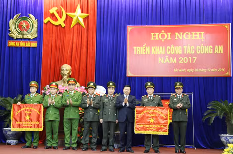 Đồng chí Nguyễn Nhân Chiến trao Cờ thi đua xuất sắc của UBND tỉnh tặng các đơn vị.