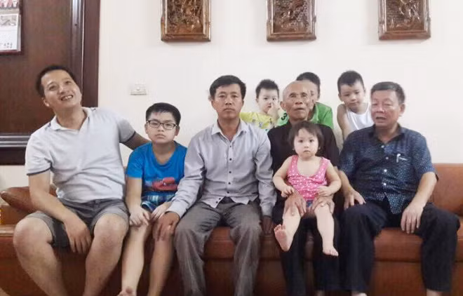 Ông Thêm cùng người cháu Trần Văn Được tại gia đình người thân ở Hà Nội ( ảnh chụp 17h30 ngày 13-8)