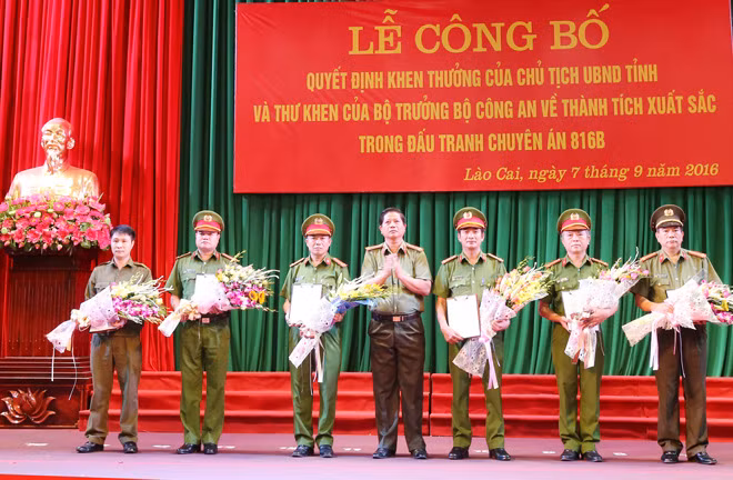 Ban giám đốc Công an tỉnh Lào Cai trao thư khen và tặng hoa cán bộ chiến sĩ có thành tích trong chuyên án.