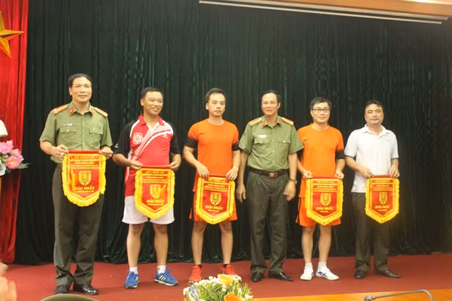 Trao giải và trao cờ lưu niệm cho các Đội và VĐV