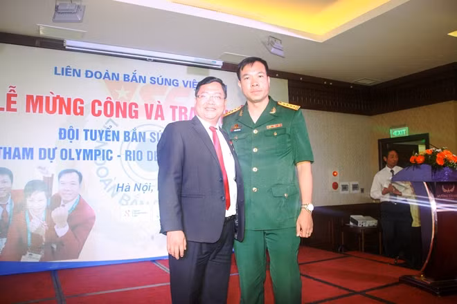 Đại diện Tập đoàn Mường Thanh trao thưởng cho xạ thủ Hoàng Xuân Vinh