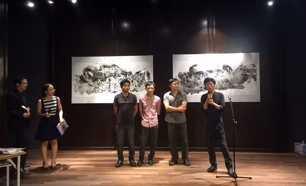 Các nghệ sĩ giao lưu với khán giả. Các nghệ sĩ giao lưu với khán giả.