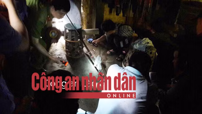 Cơ quan Công an khám nghiệm hiện trường.