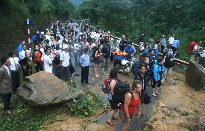 Hàng ngàn du khách mắc kẹt ở Sa Pa do lũ cuốn mất đường.