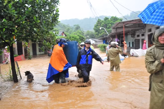 Lực lượng Công an giúp dân di chuyển tài sản.