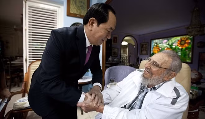 Chủ tịch nước Trần Đại Quang bắt tay đồng chí Fidel Castro trong chuyến thăm chính thức Cuba hôm 15-11-2016. ảnh: AP