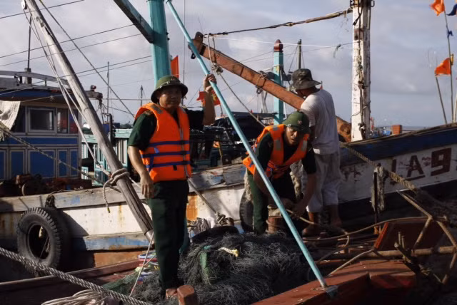 Bộ đội biên phòng Cát Bà giúp dân phòng chống bão.