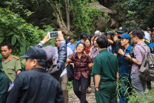 Nghẹn lòng đón thi thể 3 chiến sĩ hy sinh trong vụ rơi máy bay