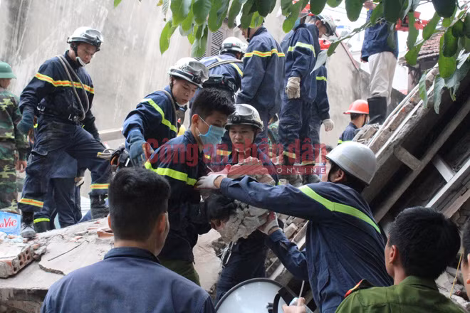Hàng trăm người đã tham gia giải cứu các nạn nhân.