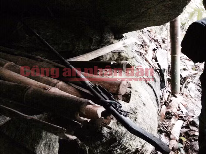 Khẩu súng kíp đối tượng mang theo khi lẩn trốn Khẩu súng kíp đối tượng mang theo khi lẩn trốn