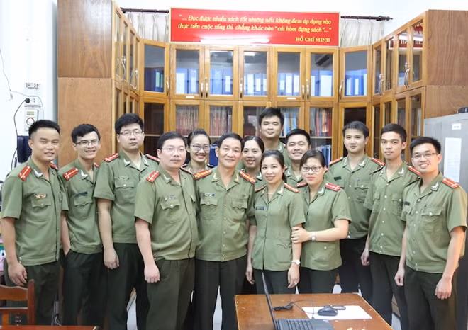 CBCS Khoa QLNN về ANQG tại buổi lễ trao tặng sách của lớp Cao học 24.