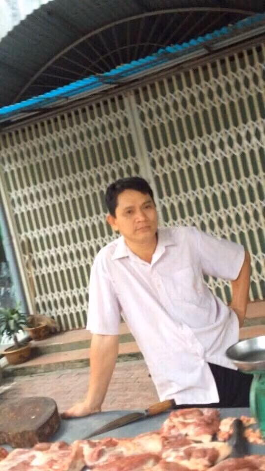 . "Luật sư" Lỗ Văn Dũng bên sạp thịt tại Yên Bái. . "Luật sư" Lỗ Văn Dũng bên sạp thịt tại Yên Bái.