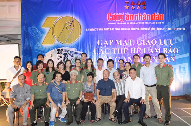 Ban biên tập Báo CAND và các thế hệ CBCS Ban chuyên đề An ninh thế giới qua các thời kỳ.