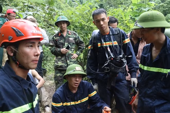 Vẻ mặt lo âu, căng thẳng của lực lượng cứu hộ tại hiện trường.