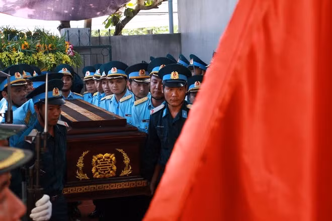 16h ngày 20-6, linh cữu đại tá Trần Quang Khải được đưa quê ở thôn Tân Văn, xã Tân Dĩnh. Ảnh: vne